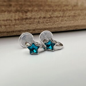 PIJNLOOS CLIPS oorbellen Kleine zilveren cirkel met kleine blauwe ster. Comfortabele oorclips, delicate oorbellen afbeelding 6