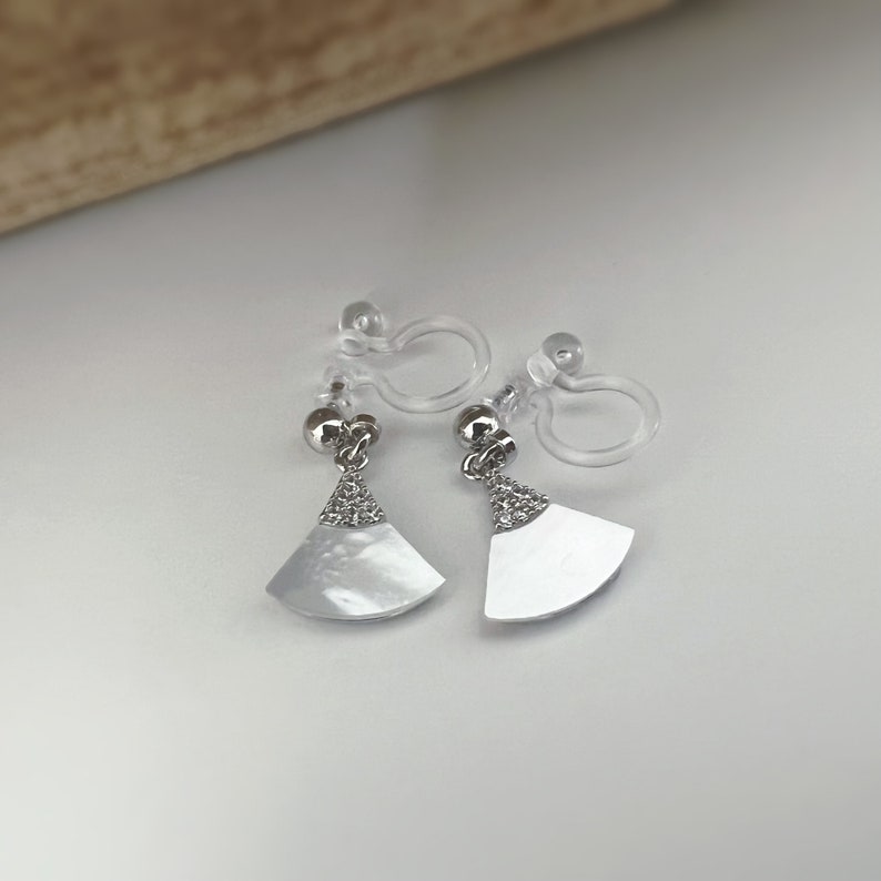 Boucles d'oreilles pendantes Clips INVISIBLES, mini perle argenté éventail nacre blanche mini zircon. Clips d'oreilles moderne Comfortable. image 6