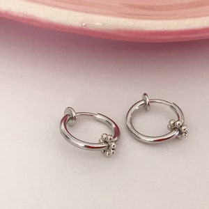 Clips d'oreille 2-EN-1 CLIPS anneaux argenté. mini perle fleur métal, très mignon Oreilles non percées Bijoux quotidien Anneaux 1.3cm image 2