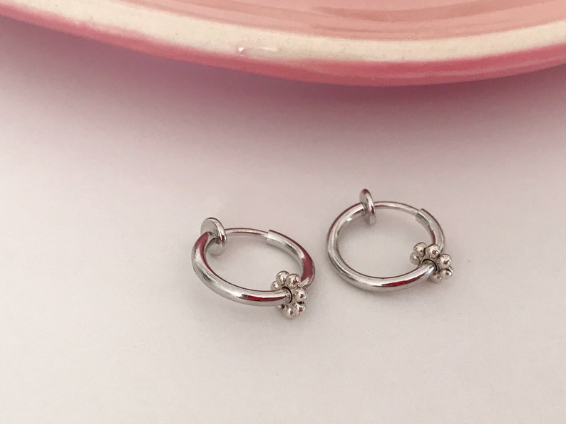 Clips d'oreille 2-EN-1 CLIPS anneaux argenté. mini perle fleur métal, très mignon Oreilles non percées Bijoux quotidien Anneaux 1.3cm image 2