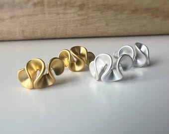 Pendientes de clip invisibles, diseño de flores en color crema de mantequilla, dorado/plateado, cómodos y minimalistas para usar todos los días.