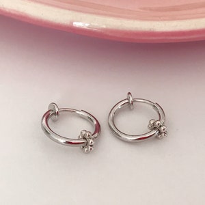 Clips d'oreille 2-EN-1 CLIPS anneaux argenté. mini perle fleur métal, très mignon Oreilles non percées Bijoux quotidien Anneaux 1.3cm image 3