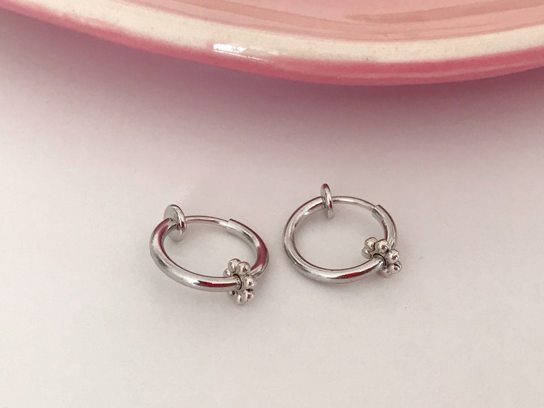 Clips d'oreille 2-EN-1 CLIPS anneaux argenté. mini perle fleur métal, très mignon Oreilles non percées Bijoux quotidien Anneaux 1.3cm image 3