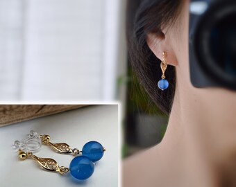 Pendientes Clip INVISIBLES, Clips de Oreja de Oro Escultura hueca en forma de almendra con perla azul Joyería diaria. Listo para regalar.