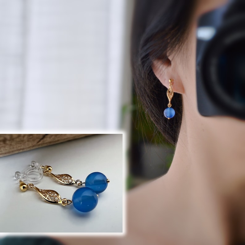 Boucles d'oreilles Clips INVISIBLES, Clips d'oreilles or Sculpture creuse en forme d'amande avec perle bleu Bijoux quotidien. Prêt à offrir. zdjęcie 1