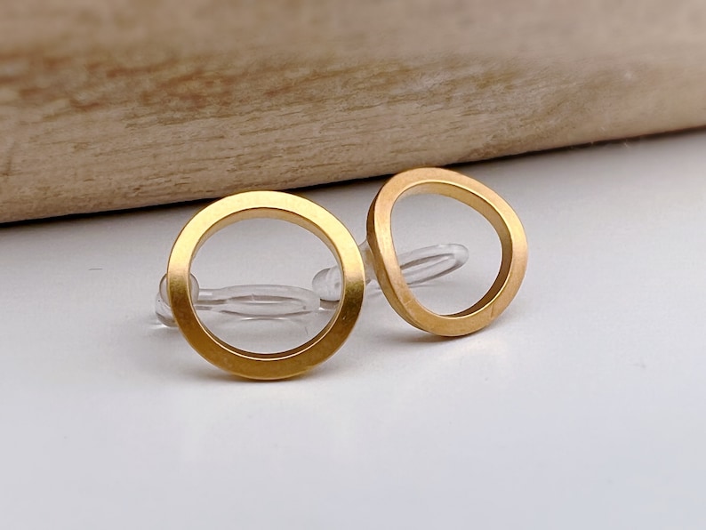 ONZICHTBARE Clip-on oorbellen mat goud kleur cirkel, comfortabele oorclips, minimalistische dagelijkse sieraden. afbeelding 2