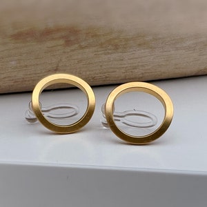ONZICHTBARE Clip-on oorbellen mat goud kleur cirkel, comfortabele oorclips, minimalistische dagelijkse sieraden. afbeelding 3