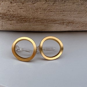 ONZICHTBARE Clip-on oorbellen mat goud kleur cirkel, comfortabele oorclips, minimalistische dagelijkse sieraden. afbeelding 7