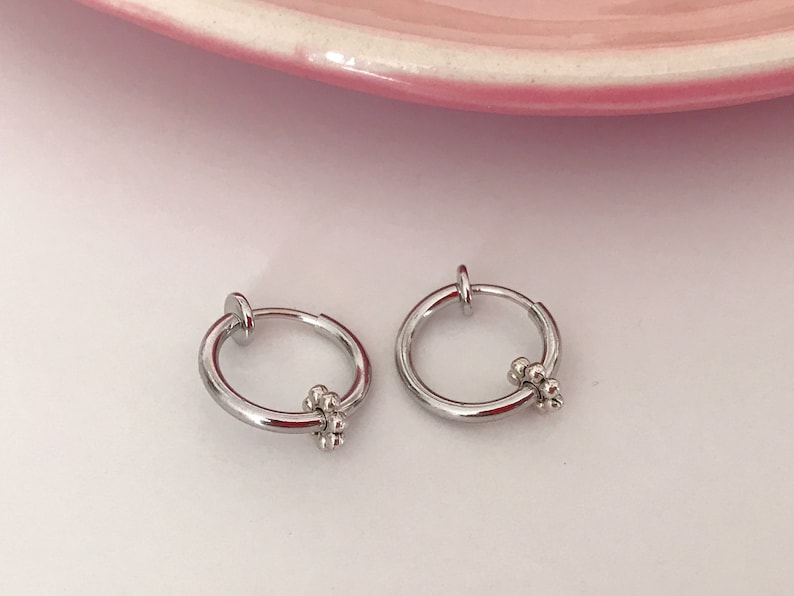Clips d'oreille 2-EN-1 CLIPS anneaux argenté. mini perle fleur métal, très mignon Oreilles non percées Bijoux quotidien Anneaux 1.3cm image 5