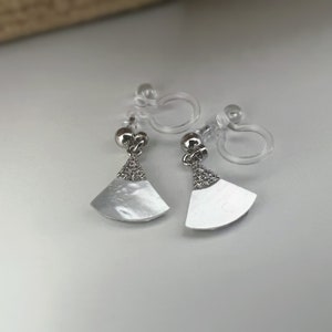 Boucles d'oreilles pendantes Clips INVISIBLES, mini perle argenté éventail nacre blanche mini zircon. Clips d'oreilles moderne Comfortable. image 3
