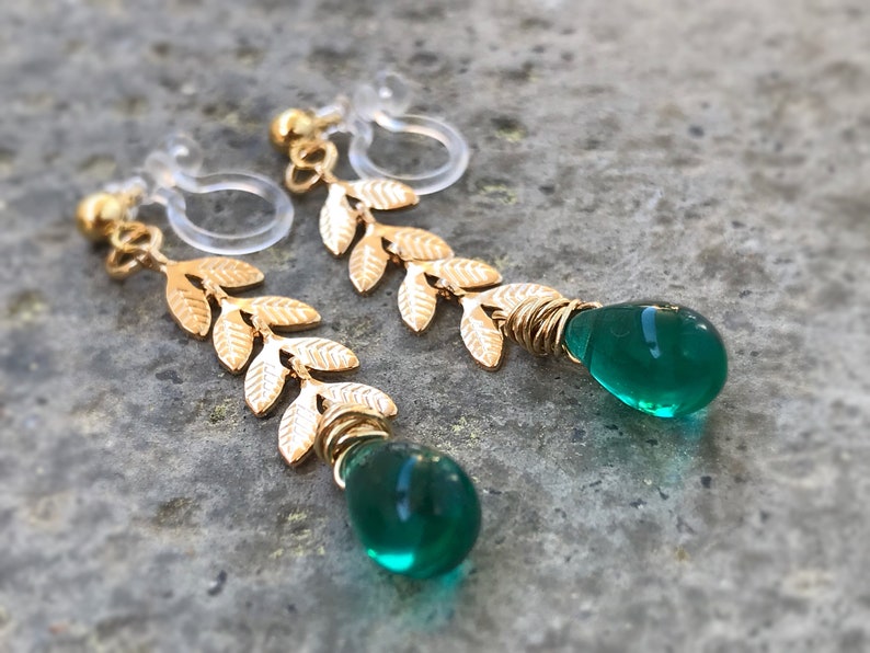 Boucles d'oreilles pendantes CLIPS INVISIBLES couleur doré, Chaîne feuilles, Perle goutte d'eau émeraude vert / Vert poan, bijoux quotidien. image 4