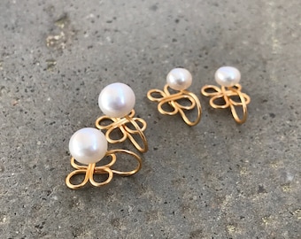 PAINLESS !! CLIPS U earrings in the shape of a 4-leaf clover, freshwater pearl, gold plated. Delicate Curls