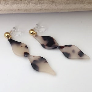 Dangling earrings Acetate black white hourglass shape, small golden pearl CLIPS Invisible. Ready to offer.