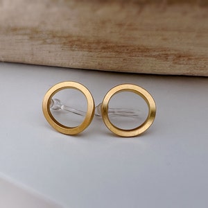 ONZICHTBARE Clip-on oorbellen mat goud kleur cirkel, comfortabele oorclips, minimalistische dagelijkse sieraden. afbeelding 6