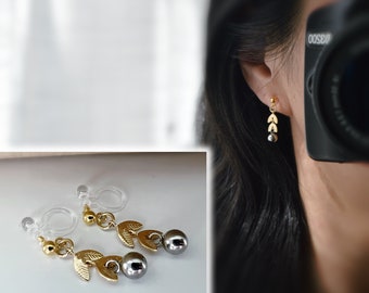 Boucles d'oreilles Clips INVISIBLES pendantes, Chaîne feuilles couleur or avec petit perle argenté. clips d'oreilles confortable.