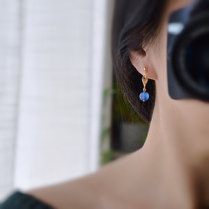 Boucles d'oreilles Clips INVISIBLES, Clips d'oreilles or Sculpture creuse en forme d'amande avec perle bleu Bijoux quotidien. Prêt à offrir. zdjęcie 2