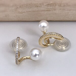 SANS DOULEUR Boucles d'oreilles CLIPS U spirale Croix Mini Pierres Zircon Perle blanche 6mm, plaqué d'Or. Clips d'oreilles confortable. image 4