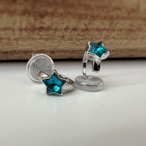 PIJNLOOS CLIPS oorbellen Kleine zilveren cirkel met kleine blauwe ster. Comfortabele oorclips, delicate oorbellen afbeelding 2