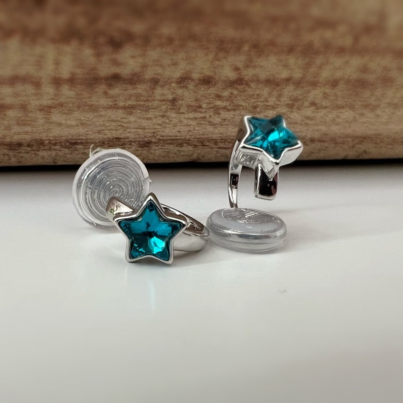 PIJNLOOS CLIPS oorbellen Kleine zilveren cirkel met kleine blauwe ster. Comfortabele oorclips, delicate oorbellen afbeelding 2