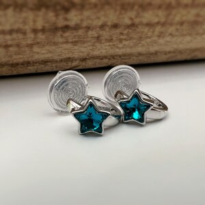 PIJNLOOS CLIPS oorbellen Kleine zilveren cirkel met kleine blauwe ster. Comfortabele oorclips, delicate oorbellen afbeelding 7