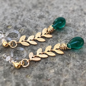 Boucles d'oreilles pendantes CLIPS INVISIBLES couleur doré, Chaîne feuilles, Perle goutte d'eau émeraude vert / Vert poan, bijoux quotidien. image 3