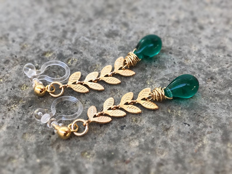 Boucles d'oreilles pendantes CLIPS INVISIBLES couleur doré, Chaîne feuilles, Perle goutte d'eau émeraude vert / Vert poan, bijoux quotidien. image 3