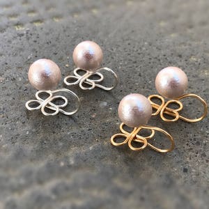 Pendientes PAINLESS CLIPS U en forma de trébol de 4 hojas, Perla de Algodón Japonés bañada en plata u oro. Bucle delicado