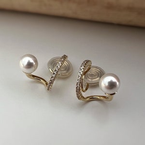 SANS DOULEUR Boucles d'oreilles CLIPS U spirale Croix Mini Pierres Zircon Perle blanche 6mm, plaqué d'Or. Clips d'oreilles confortable. image 6