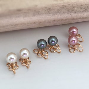 PAINLESS !! CLIPS U earrings in the shape of a 4 or 3 leaf clover, White pearl / Pink / Gray. Delicate Curls