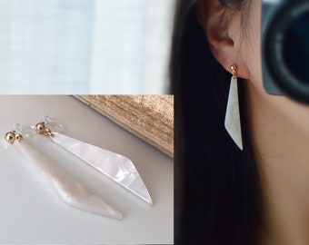 Boucles d'oreilles pendantes Acétate en forme triangle blanc, petit perle doré CLIPS Invisible. Acétate