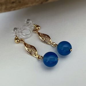 Boucles d'oreilles Clips INVISIBLES, Clips d'oreilles or Sculpture creuse en forme d'amande avec perle bleu Bijoux quotidien. Prêt à offrir. zdjęcie 4