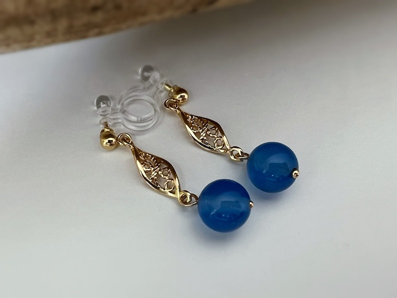 Boucles d'oreilles Clips INVISIBLES, Clips d'oreilles or Sculpture creuse en forme d'amande avec perle bleu Bijoux quotidien. Prêt à offrir. zdjęcie 4