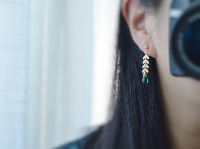 Boucles d'oreilles pendantes CLIPS INVISIBLES couleur doré, Chaîne feuilles, Perle goutte d'eau émeraude vert / Vert poan, bijoux quotidien. image 9