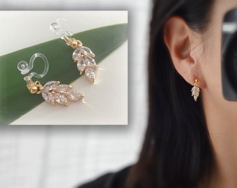 Ear clips small golden leaf with transparent zircon. CLIPS Invisible delicate daily comfortable