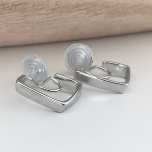 PIJNLOOS CLIPS U oorbellen spiraal rechthoek goudkleur. Comfortabele oorclips, delicate oorbellen Zilver