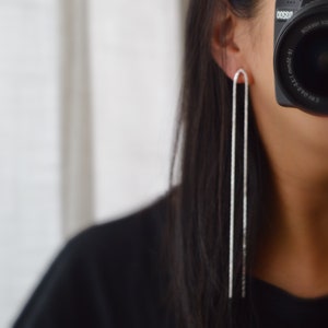 Orecchini a clip INVISIBILI super lunghi, orecchini a clip in argento a doppia catena. Gioielli minimalisti. immagine 7