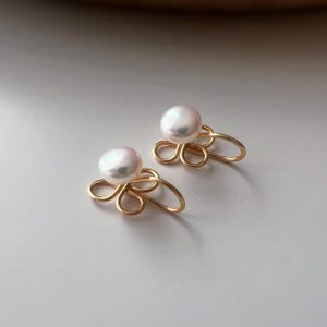 Gold clover clip-on earrings with natural white pearls (6/7/8 mm) – elegant, non-piercing, comfortable and refined