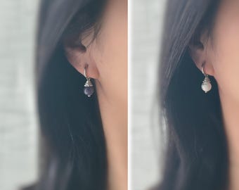 Orecchini a cerchio in argento con perle di turchese bianco e ametista viola. Gioielli per tutti i giorni. Clip discrete. Per lobi non forati.