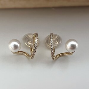 SANS DOULEUR Boucles d'oreilles CLIPS U spirale Croix Mini Pierres Zircon Perle blanche 6mm, plaqué d'Or. Clips d'oreilles confortable. image 8