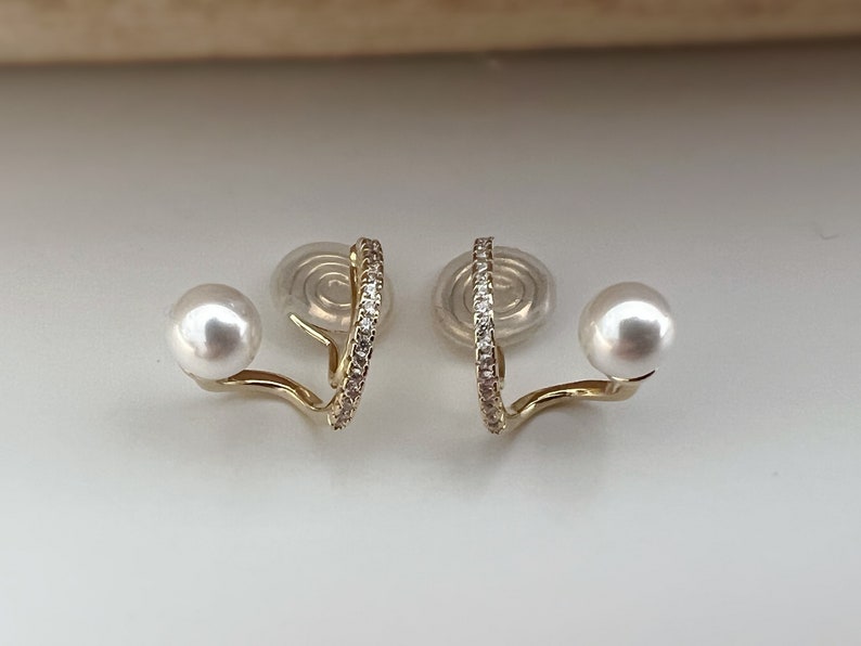 SANS DOULEUR Boucles d'oreilles CLIPS U spirale Croix Mini Pierres Zircon Perle blanche 6mm, plaqué d'Or. Clips d'oreilles confortable. image 8