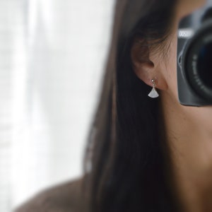 Boucles d'oreilles pendantes Clips INVISIBLES, mini perle argenté éventail nacre blanche mini zircon. Clips d'oreilles moderne Comfortable. image 7