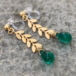 Boucles d'oreilles pendantes CLIPS INVISIBLES couleur doré, Chaîne feuilles, Perle goutte d'eau émeraude vert / Vert poan, bijoux quotidien. image 2