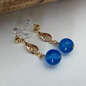 Boucles d'oreilles Clips INVISIBLES, Clips d'oreilles or Sculpture creuse en forme d'amande avec perle bleu Bijoux quotidien. Prêt à offrir. zdjęcie 6