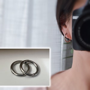 Rock Boucles d'oreille CLIPS Pince Anneaux couleur Argent/ Noir pour oreilles non percées. Hommes Femmes Créole cercle 18mm image 2