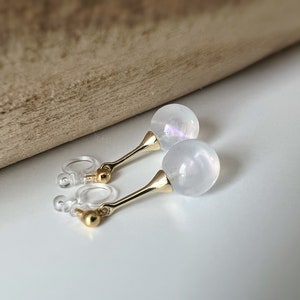 Unsichtbare CLIPS-Ohrringe Milchweiße Perlen, minimalistischer Goldschmuck. Ohrclips