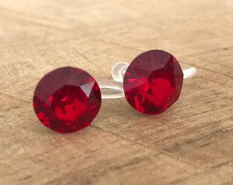 Unsichtbare runde Kristall-CLIPS-Ohrringe SIAM PureCristal Crystals, kleine runde rote Kristall-Ohrclips, minimalistischer Schmuck.