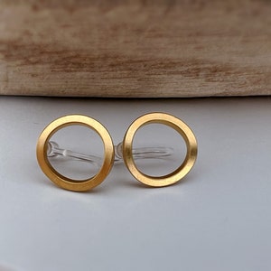 ONZICHTBARE Clip-on oorbellen mat goud kleur cirkel, comfortabele oorclips, minimalistische dagelijkse sieraden. afbeelding 5