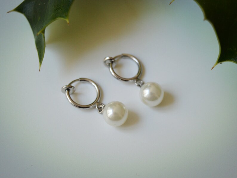 Boucles d'oreilles CLIPS avec perles blanc/ rose/ gris Blanc