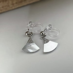 Boucles d'oreilles pendantes Clips INVISIBLES, mini perle argenté éventail nacre blanche mini zircon. Clips d'oreilles moderne Comfortable. image 2