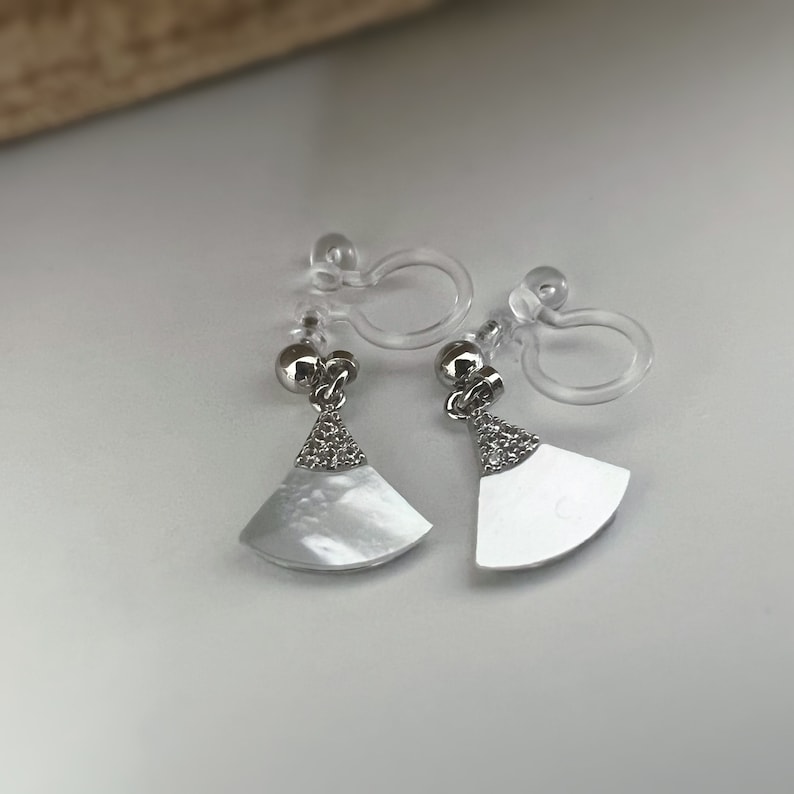 Boucles d'oreilles pendantes Clips INVISIBLES, mini perle argenté éventail nacre blanche mini zircon. Clips d'oreilles moderne Comfortable. image 2